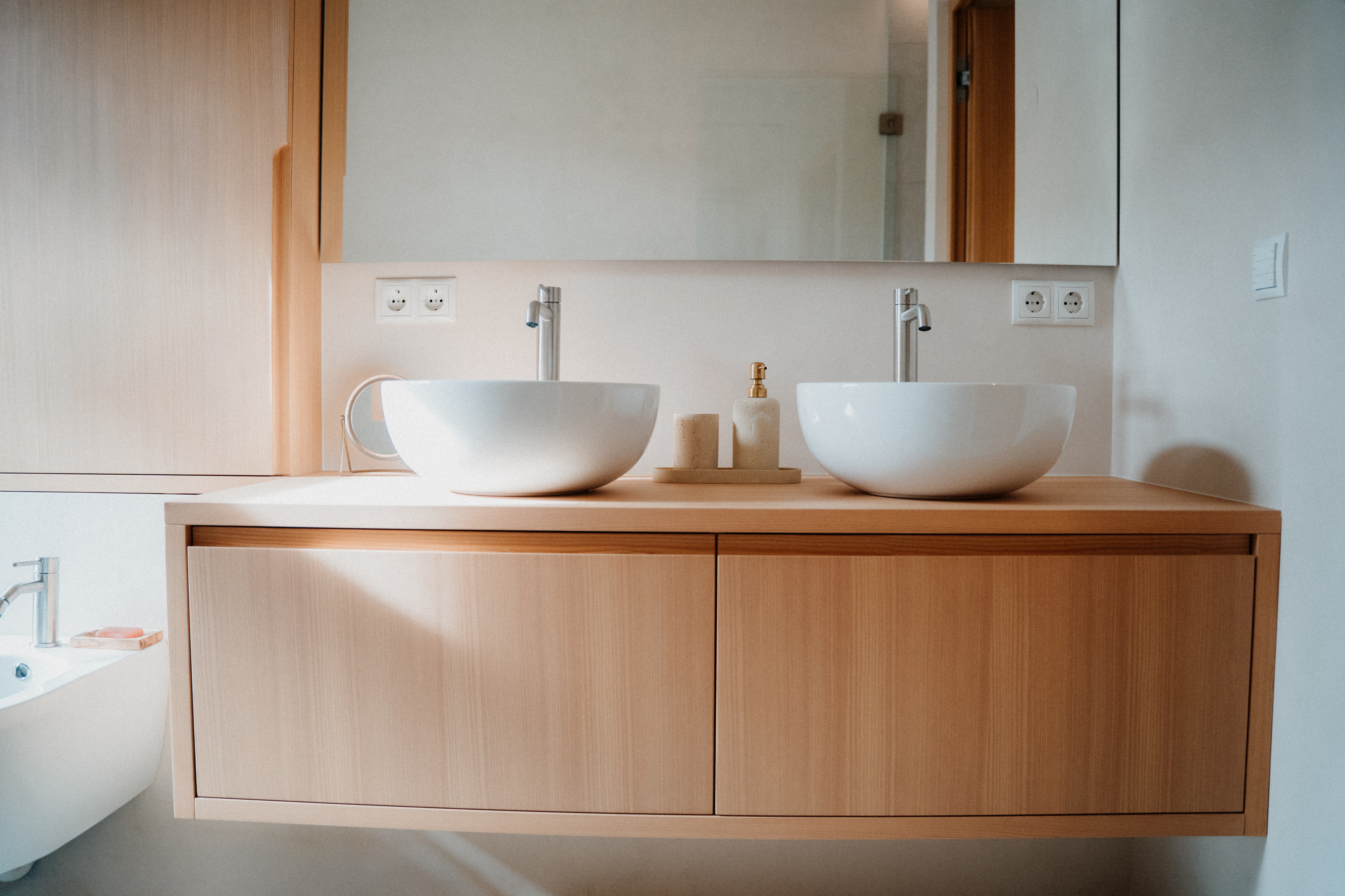 Badezimmer mit Doppelwaschtisch, Referenzprojekt Trojer Hydraulik
