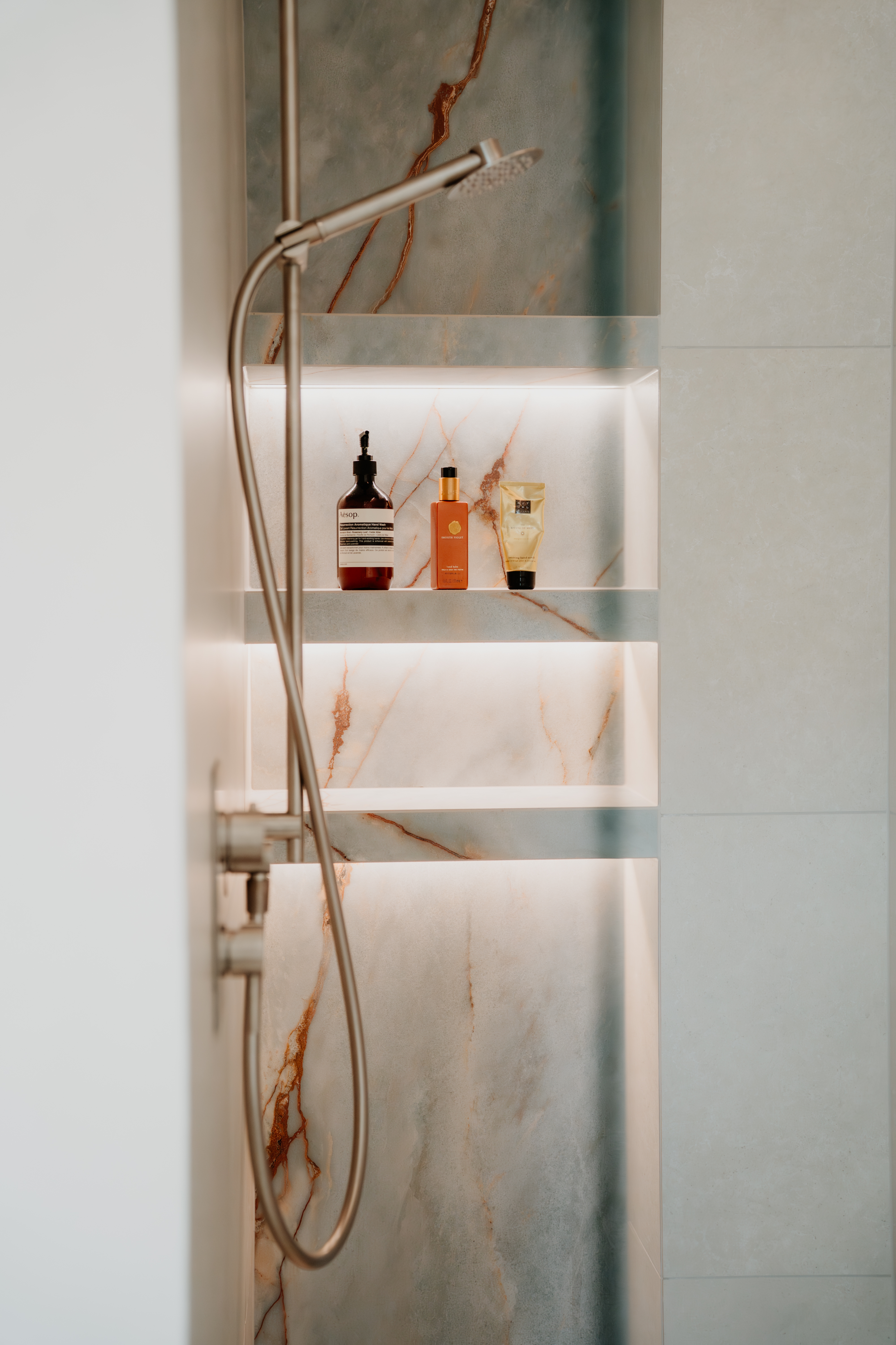 Bodengleiche Dusche mit Naturstein an der Wand
