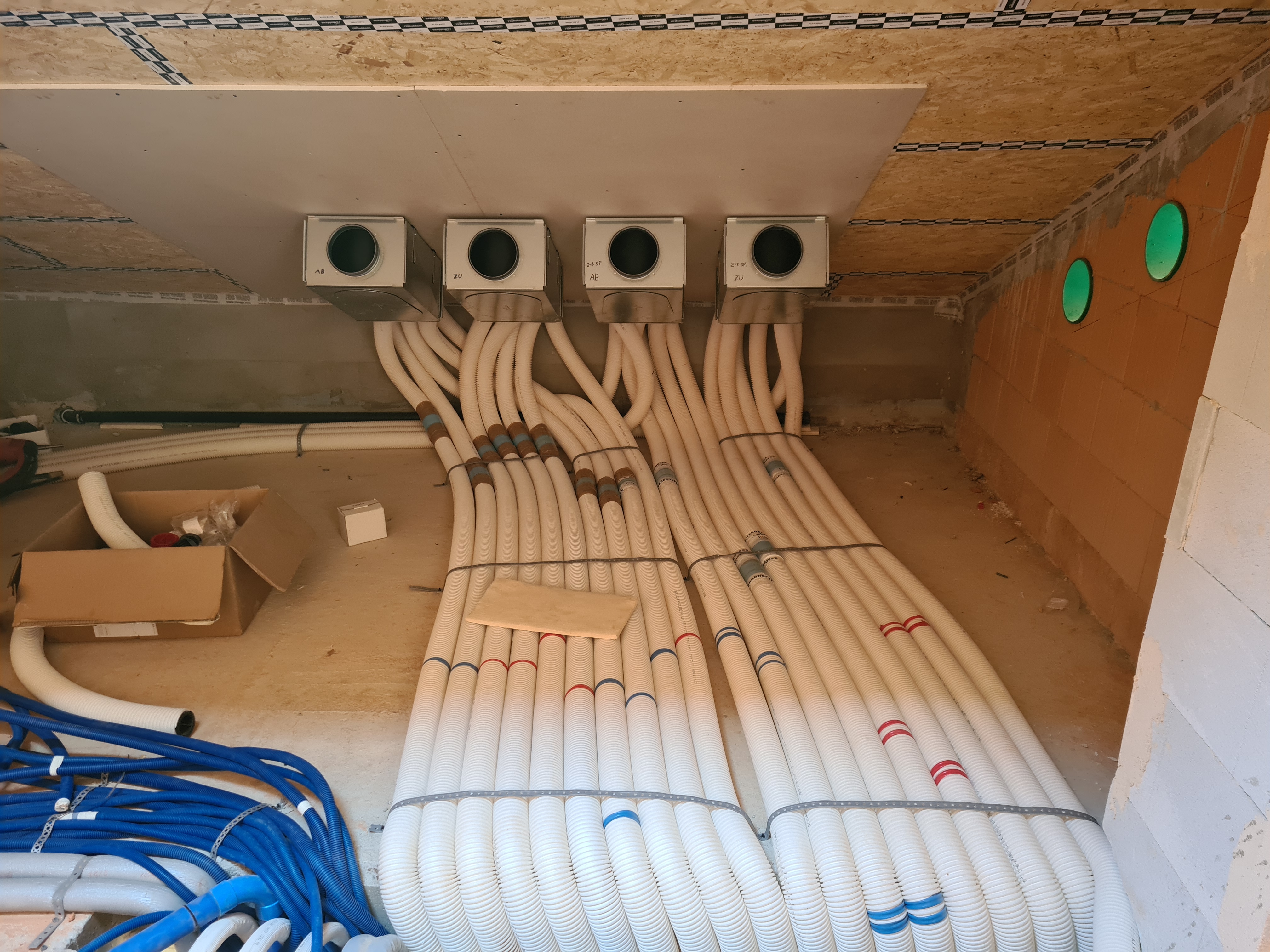 Verteiler einer Lüftungsanlage im Technikraum